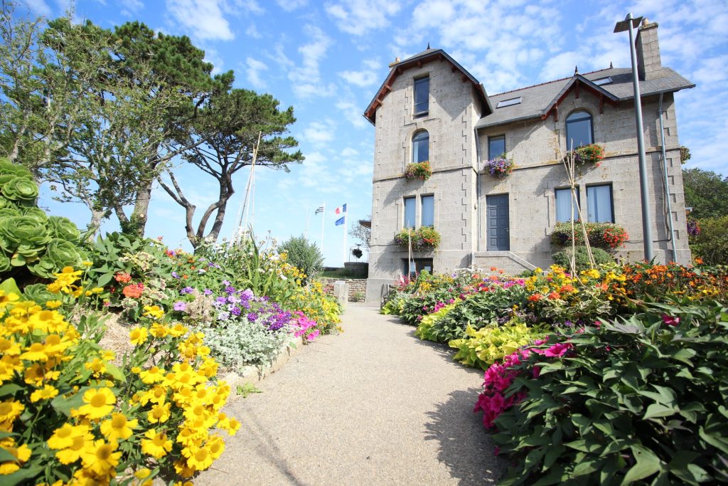 Mairie Lampaul-Plouarzel été 